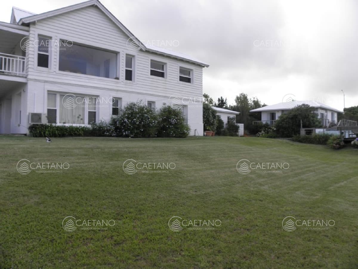 Venta y alquiler de exclusiva propiedad en Punta Piedras
