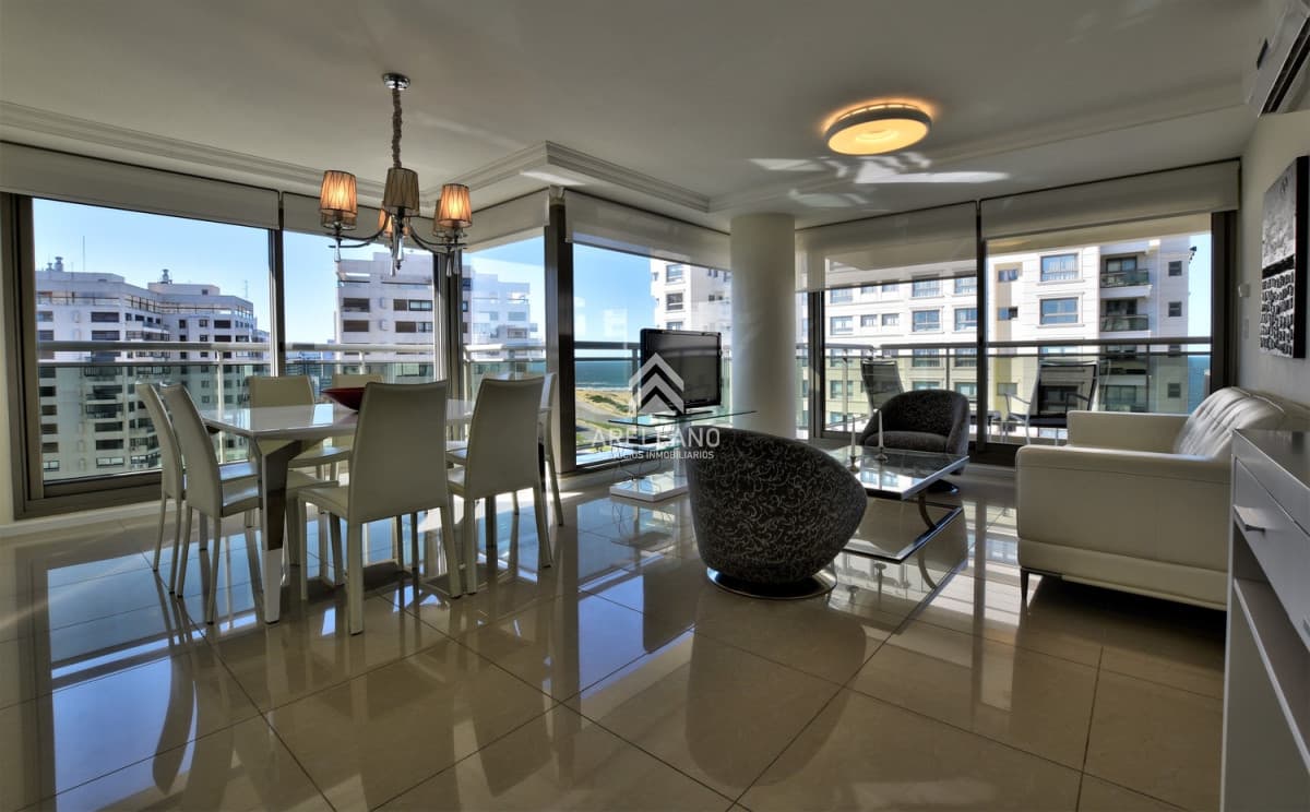 Apartamento ID.5125 - Venta Apartamento, 2 dormitorios. Playa brava, Punta del Este.