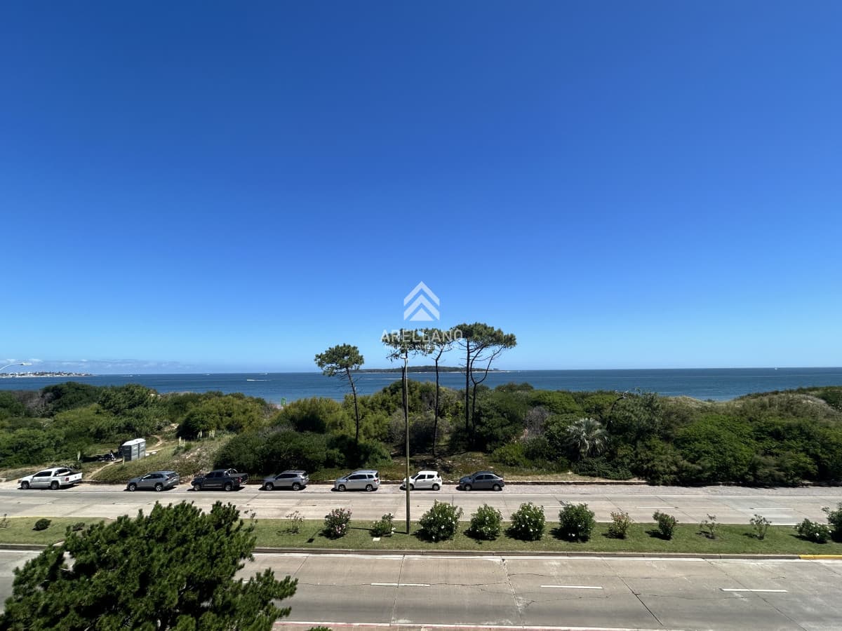 Apartamento ID.4548 - Venta Apartamento de 4 dormitorios en Playa Mansa, Punta del Este
