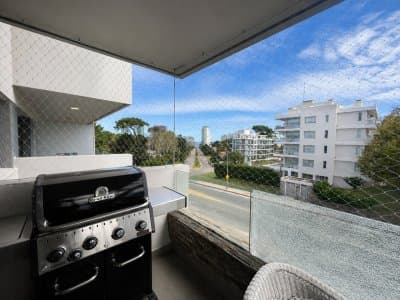 Edificio Tiziano- Viví o invertí en Playa Mansa: 2 dormitorios con excelente ubicación.REF:9256  -