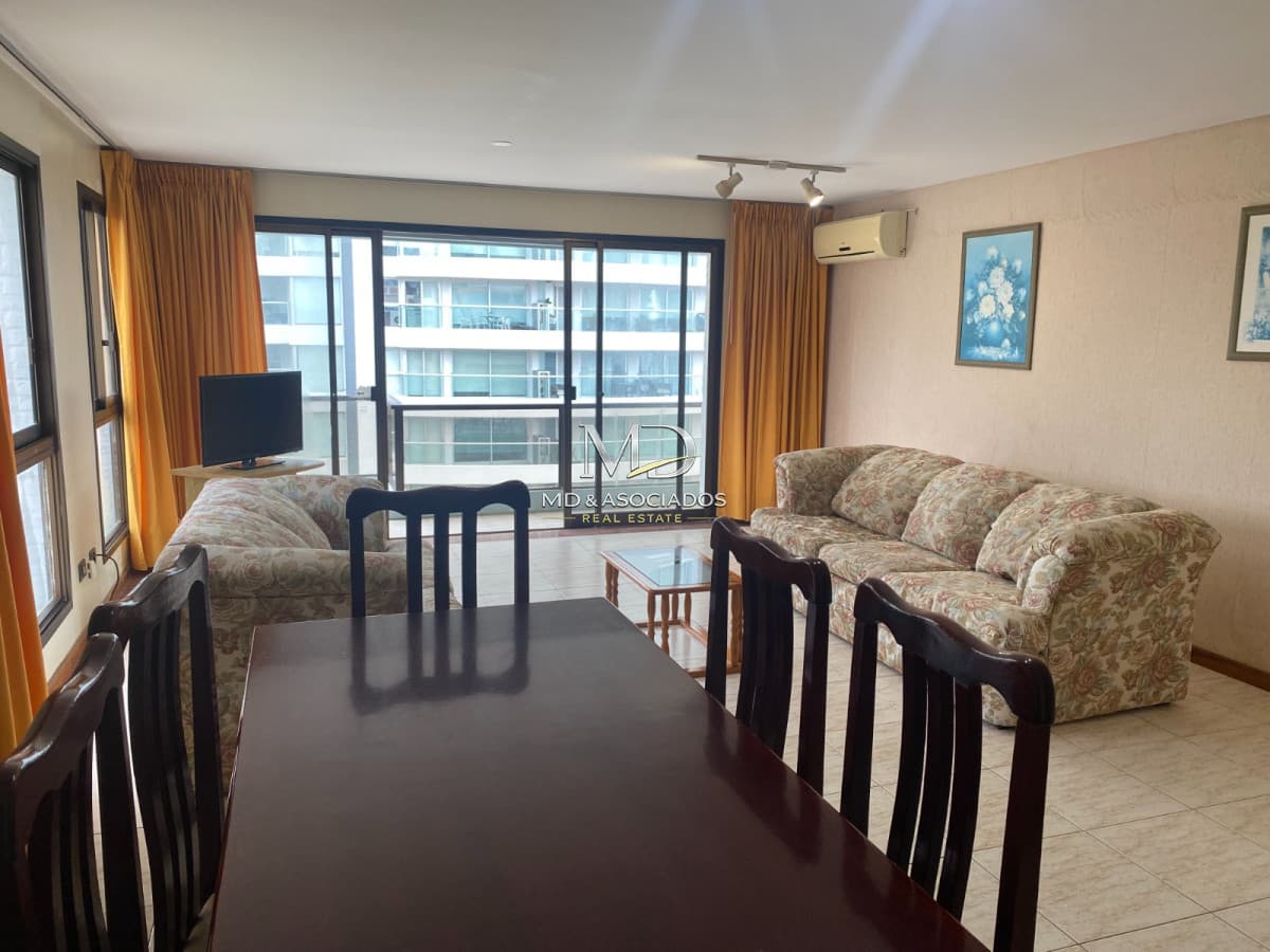 Muy lindo penthouse a solo pasos del mar. REF:8258