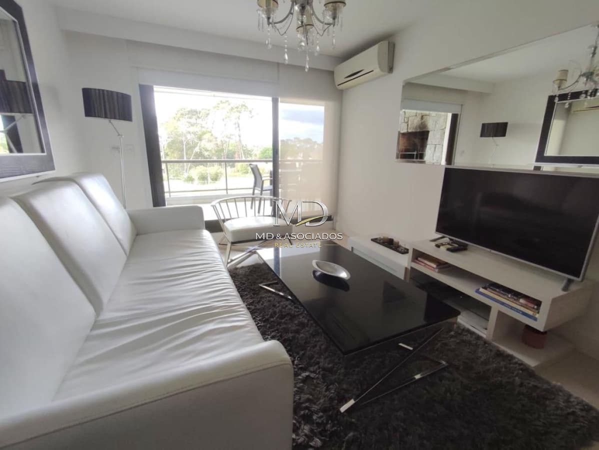 Lindo apartamento con amplia terraza con parrillero propio. REF:6307