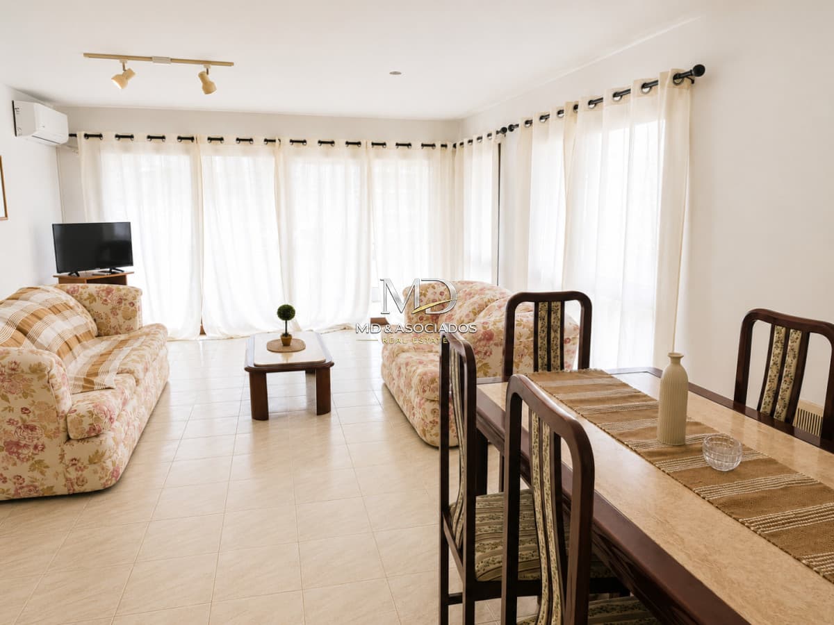Muy amplio apartamento Carmar en excelente ubicación. REF:8374
