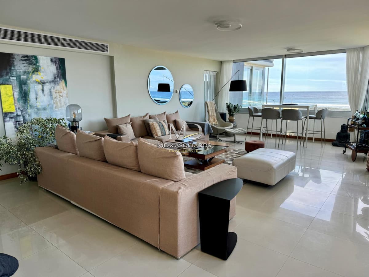 Exclusivo Departamento Frente al Mar en Playa Brava. Ref:(8312)
