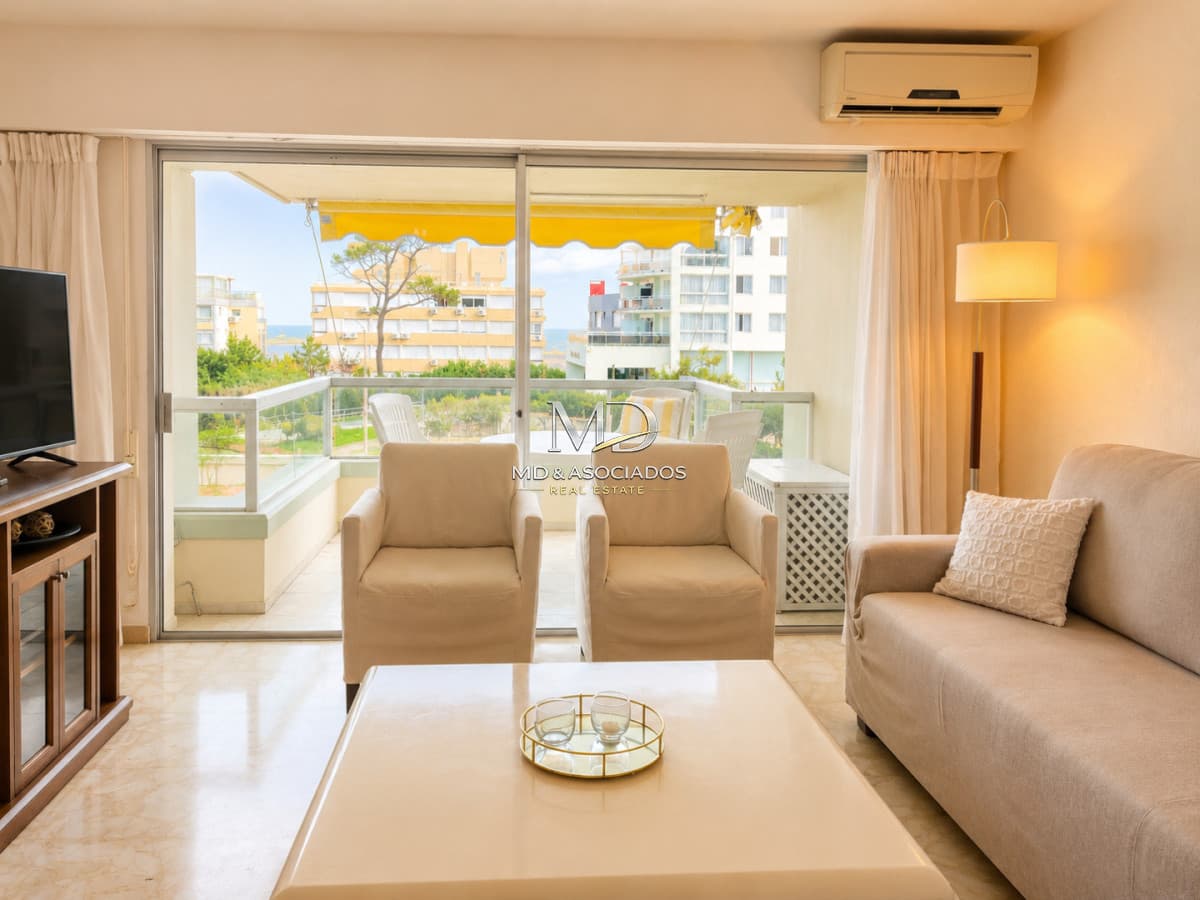 Lindo apartamento frente al mar en edificio Fragata. REF: (5577)