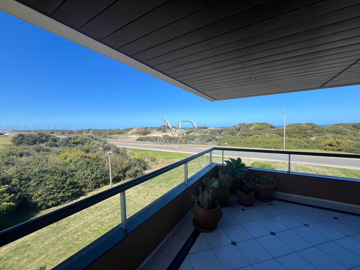 MUY LINDO APTO FRENTE AL MAR. REF 8033