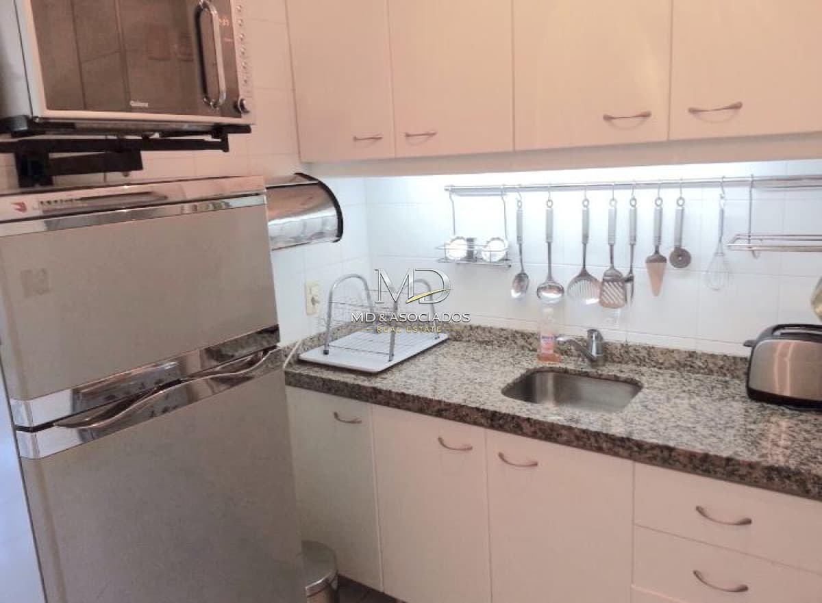 Excelente apartamento en muy buena ubicación en edificio Doce Lunas con todo los servicios.Ref: 5975