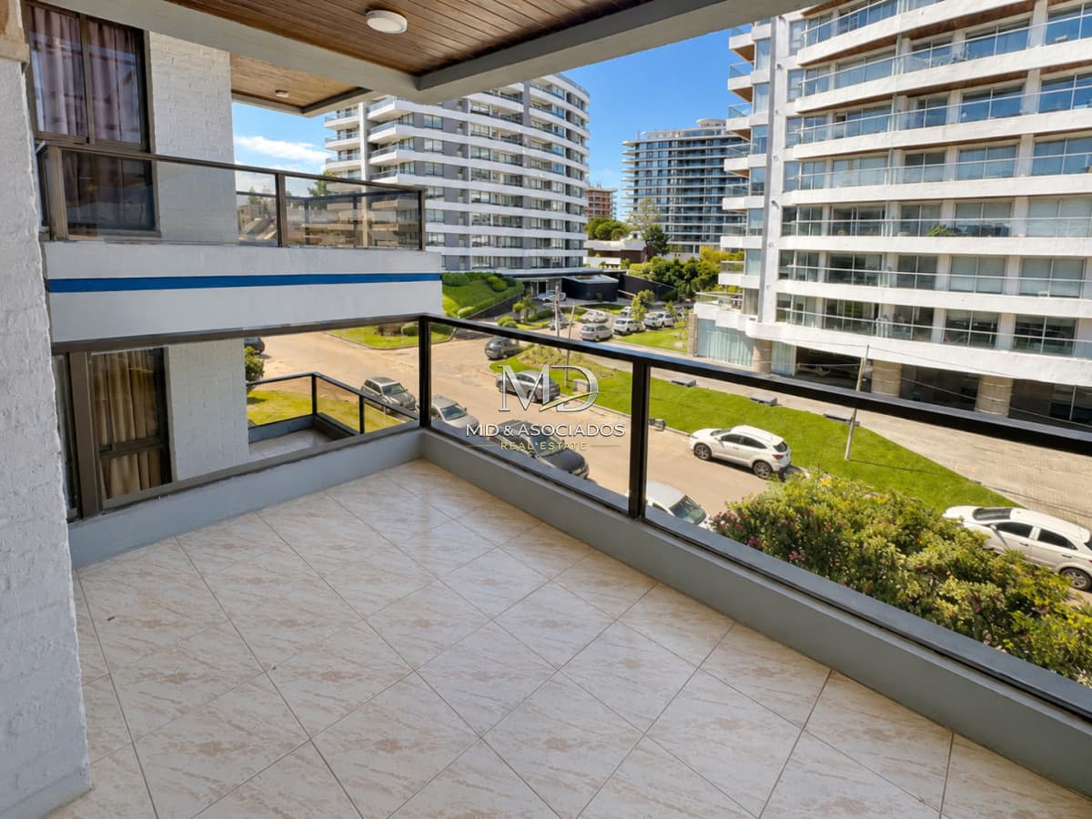 Apartamento Carmar, 2 Dormitorios con 3 Baños a 70 metros del Mar - Aidy Grill, Punta del Este. REF(8997)