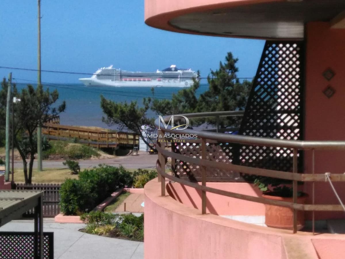 Excelente apartamento en playa mansa.