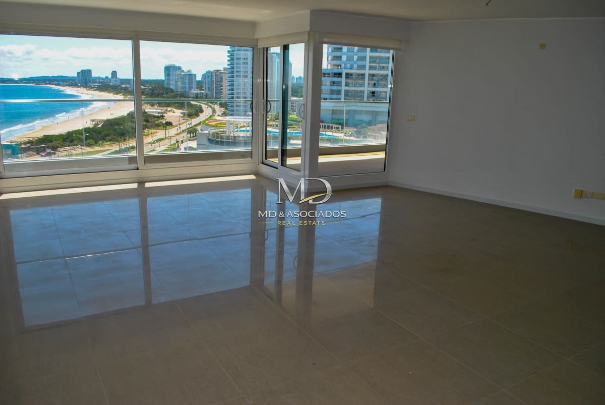OPORTUNIDAD Apartamento 3 dormitorios en suite, con vista al mar