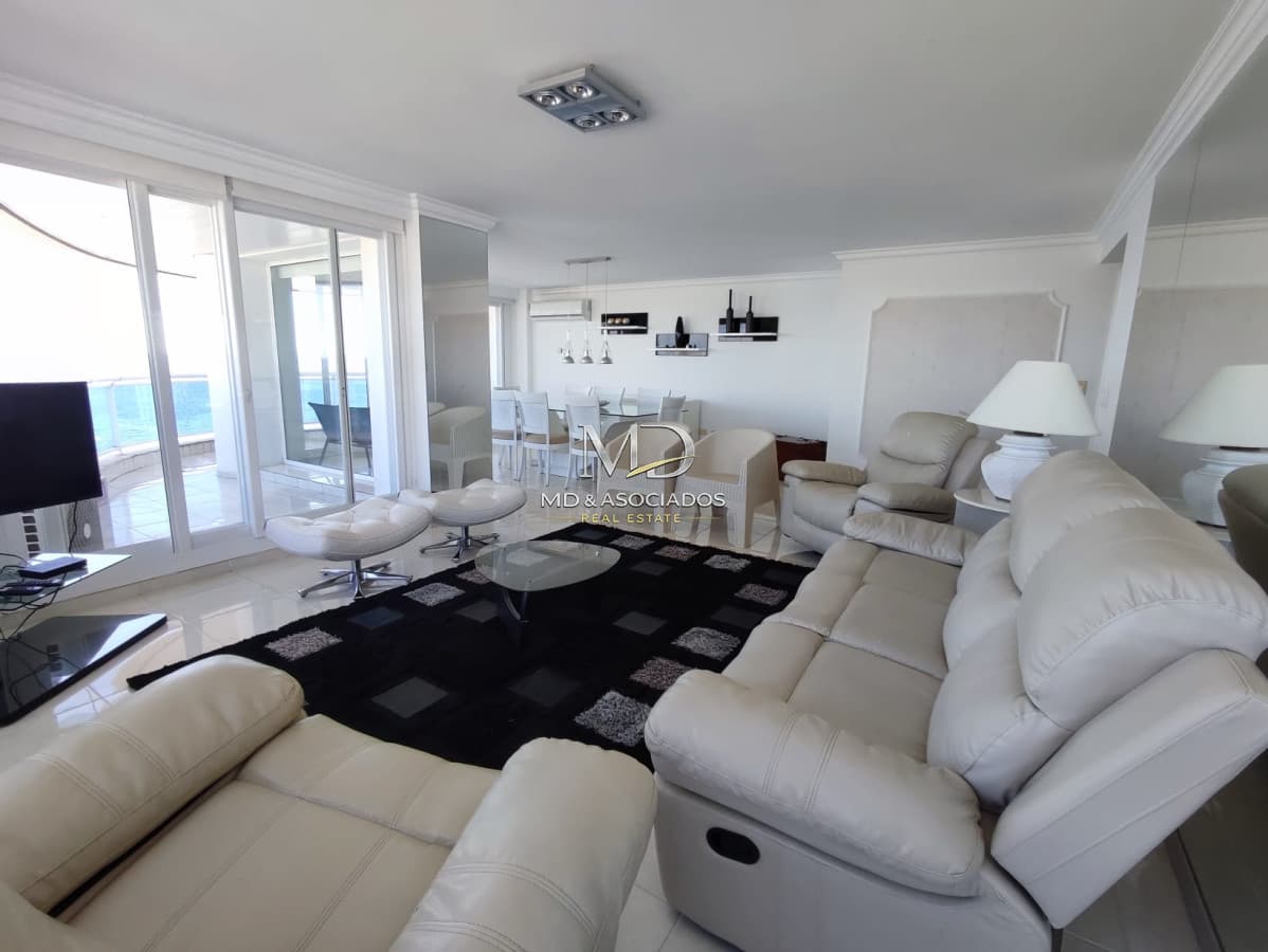 Hermoso apartamento frente al mar con todos los servicios. REF: 7630