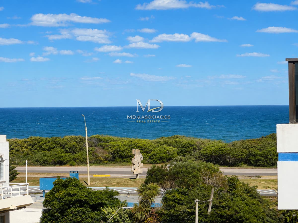 Apartamento 3 Dormitorios con 3 Baños a 70 metros del Mar - Aidy Grill, Punta del Este. REF(8998)