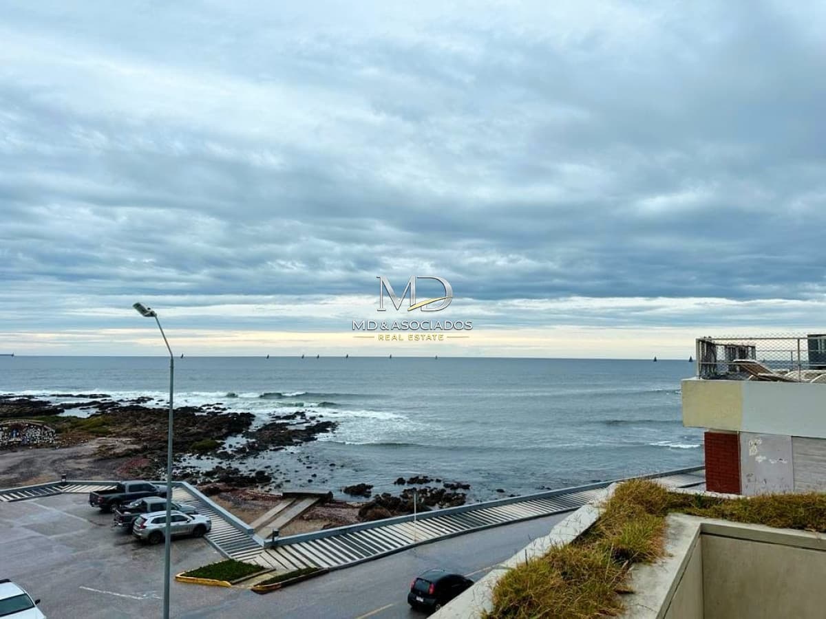 Muy lindo apartamento en Punta Vapor frente al mar. REF(7830)