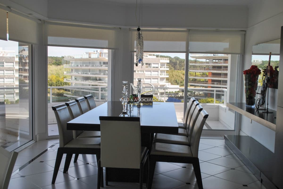 Espectacular penthouse en la brava primera linea 6 dormitorios. REF:7061