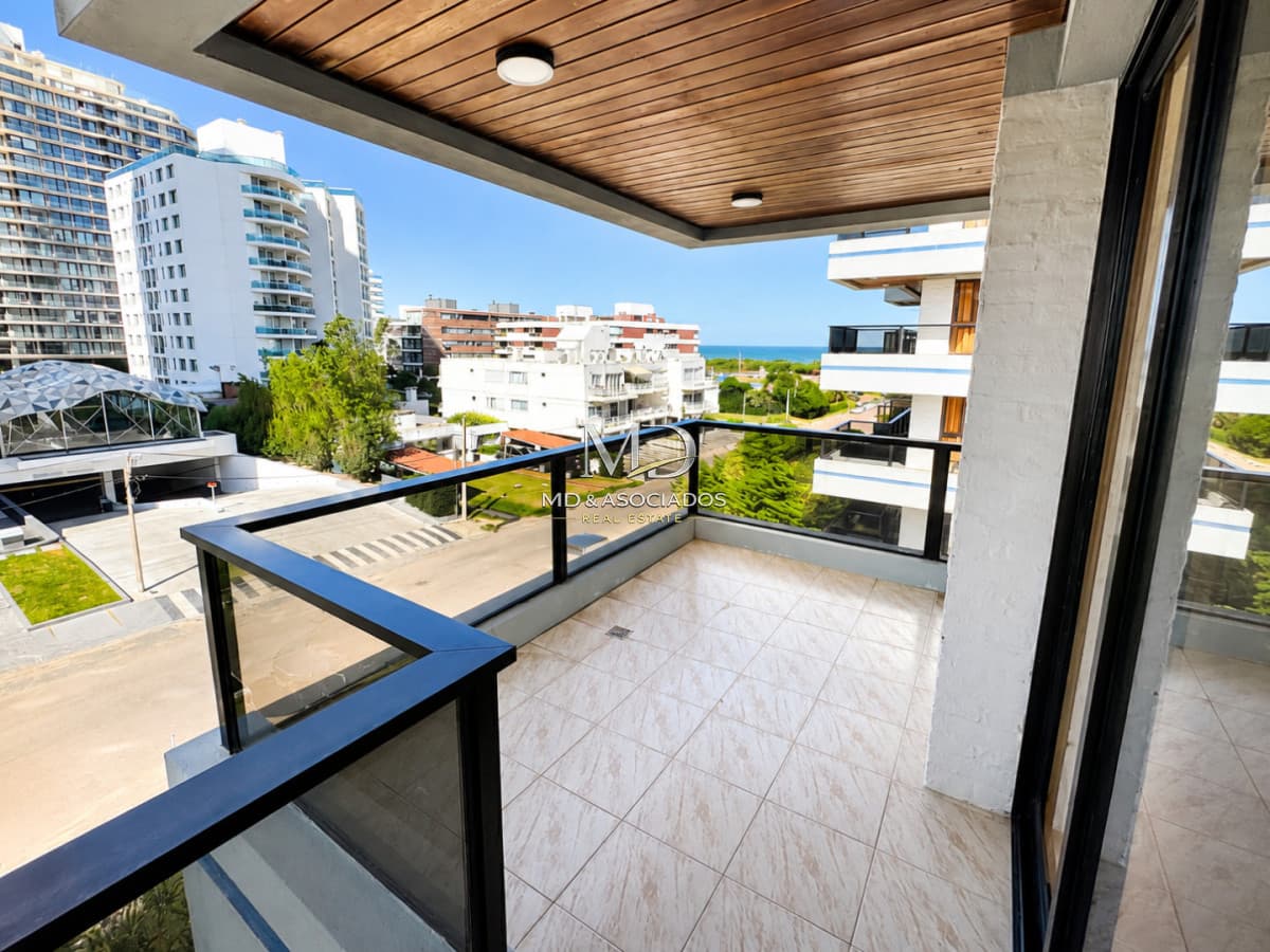 Apartamento 3 Dormitorios con 3 Baños a 70 metros del Mar - Aidy Grill, Punta del Este. REF(8998)