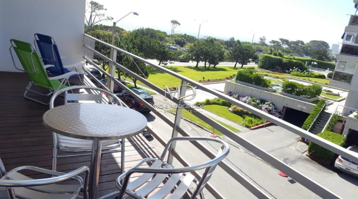 Comodo Apartamento frente al Mar - Playa Mansa Punta del Este. Ref (8459)
