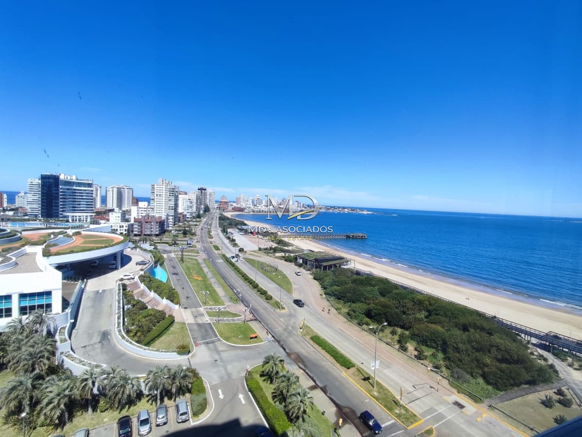 Hermoso apartamento frente al mar con todos los servicios. REF: 7630