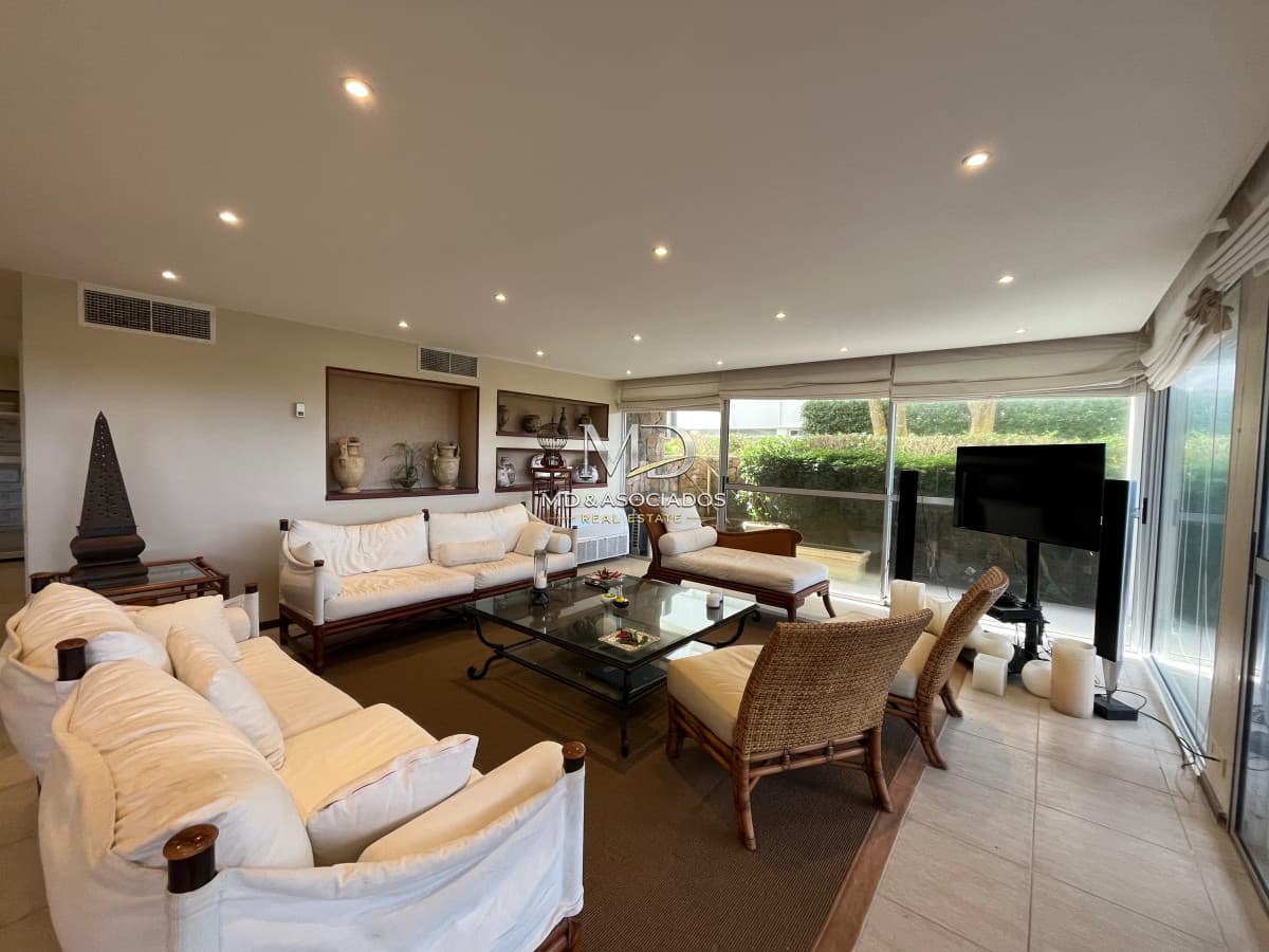 Apartamento frente a la playa Brava. Ref (8277)