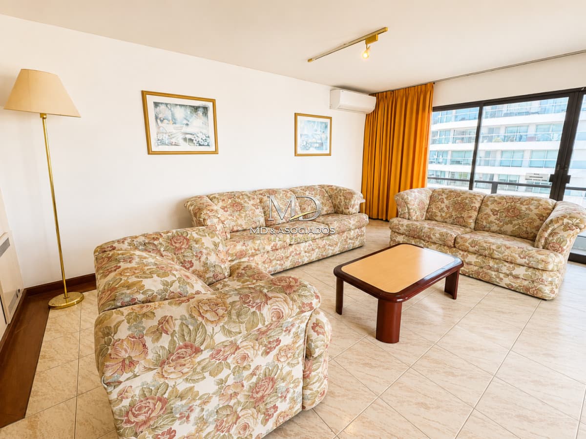 Apartamento 3 Dormitorios con 3 Baños a 70 metros del Mar - Aidy Grill, Punta del Este. REF(8998)