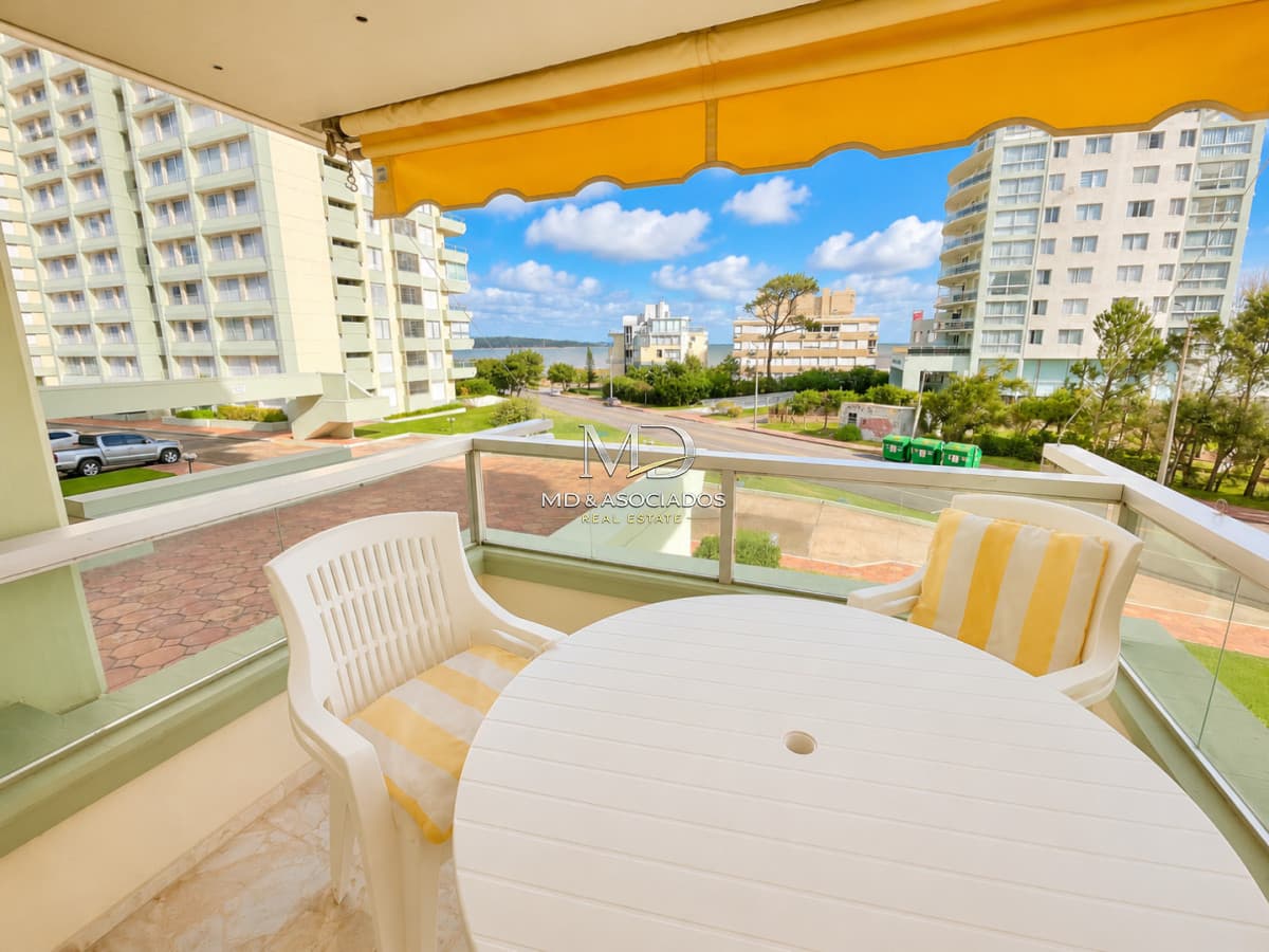 Lindo apartamento frente al mar en edificio Fragata. REF: (5577)