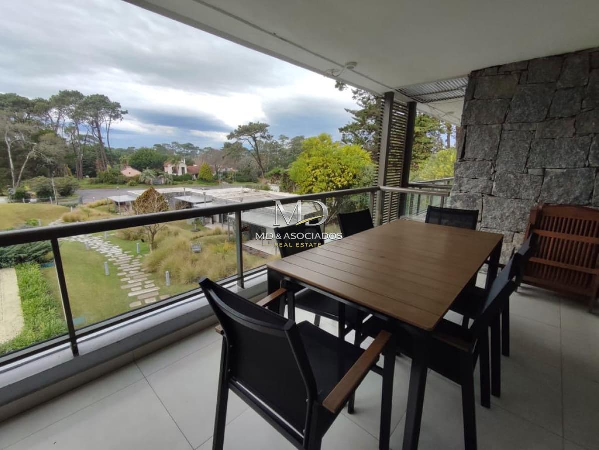 Lindo apartamento con amplia terraza con parrillero propio. REF:6307