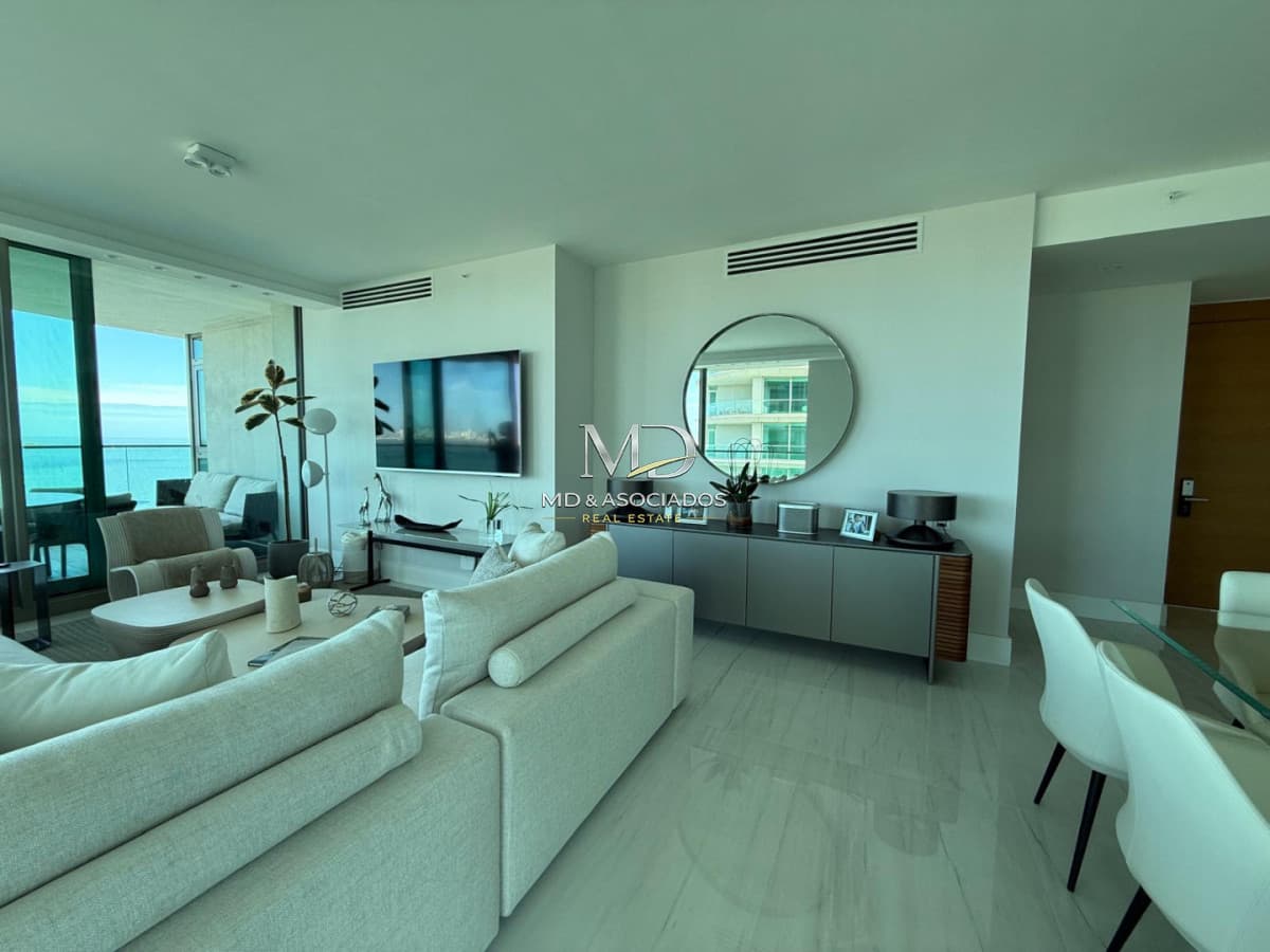 Apartamento de categoría en primera línea sobre Playa Mansa - Punta del Este REF.