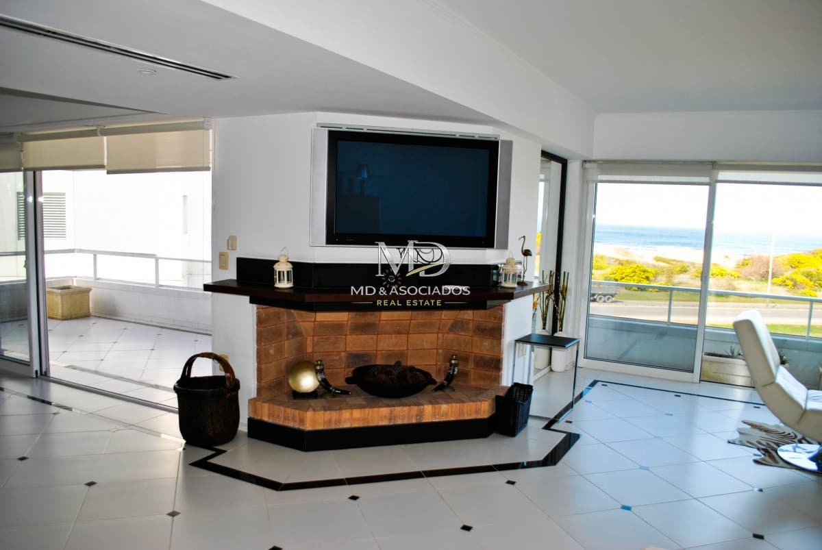 HERMOSO APARTAMENTO FRENTE A LA BRAVA REF: 7060