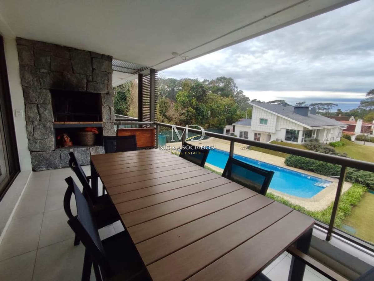 Lindo apartamento con amplia terraza con parrillero propio. REF:6307
