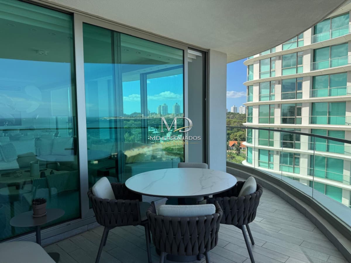 Apartamento de categoría en primera línea sobre Playa Mansa - Punta del Este REF.