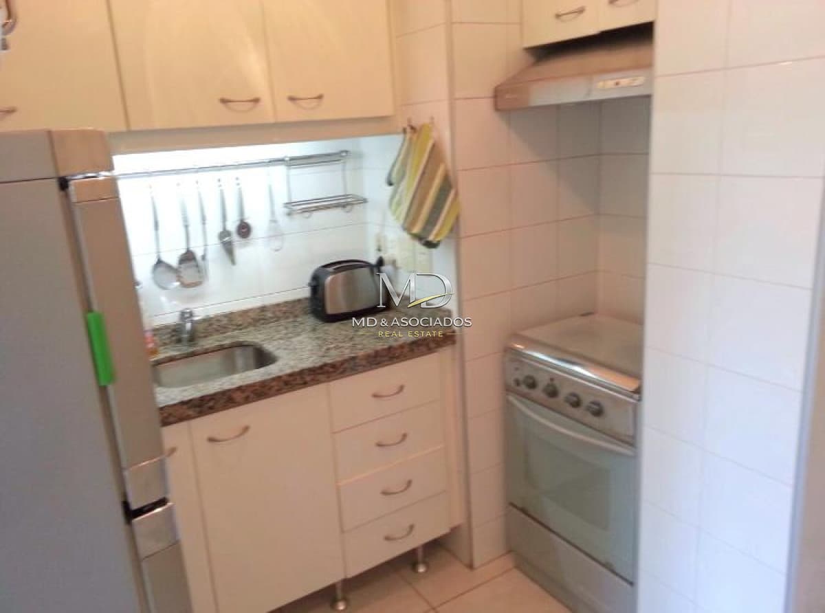 Excelente apartamento en muy buena ubicación en edificio Doce Lunas con todo los servicios.Ref: 5975