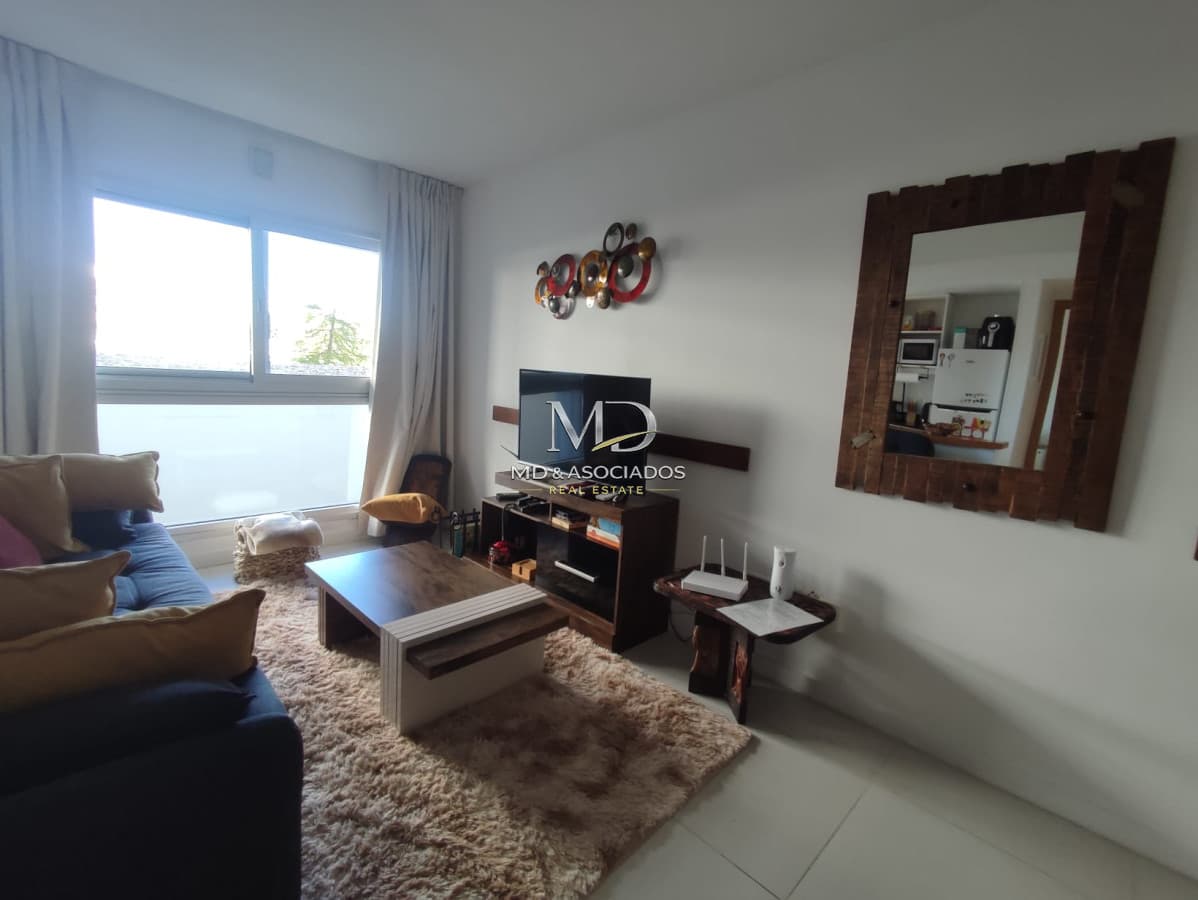 Muy lindo apartamento por Roosevelt con todas las comodidades. Ref.(6239)