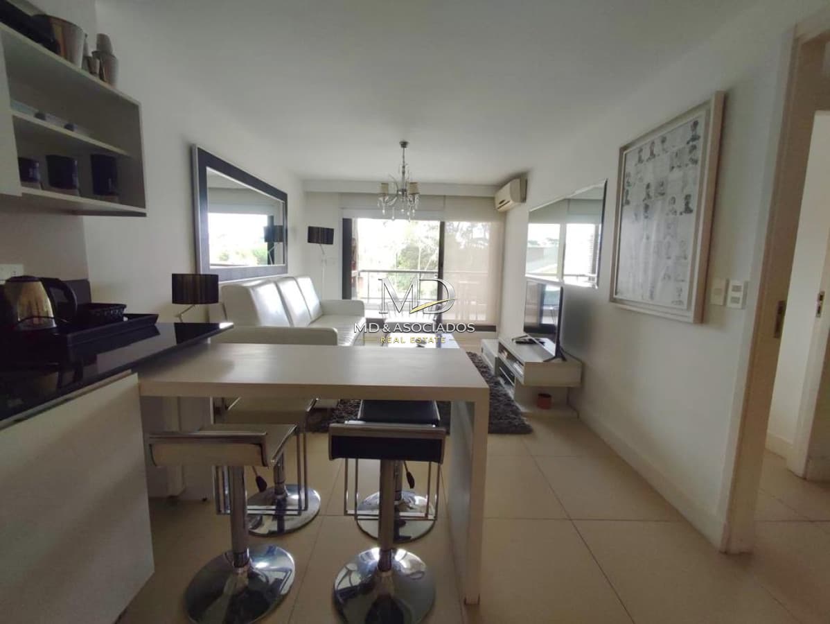 Lindo apartamento con amplia terraza con parrillero propio. REF:6307