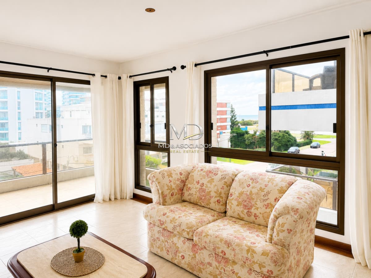 Muy amplio apartamento Carmar en excelente ubicación. REF:8374