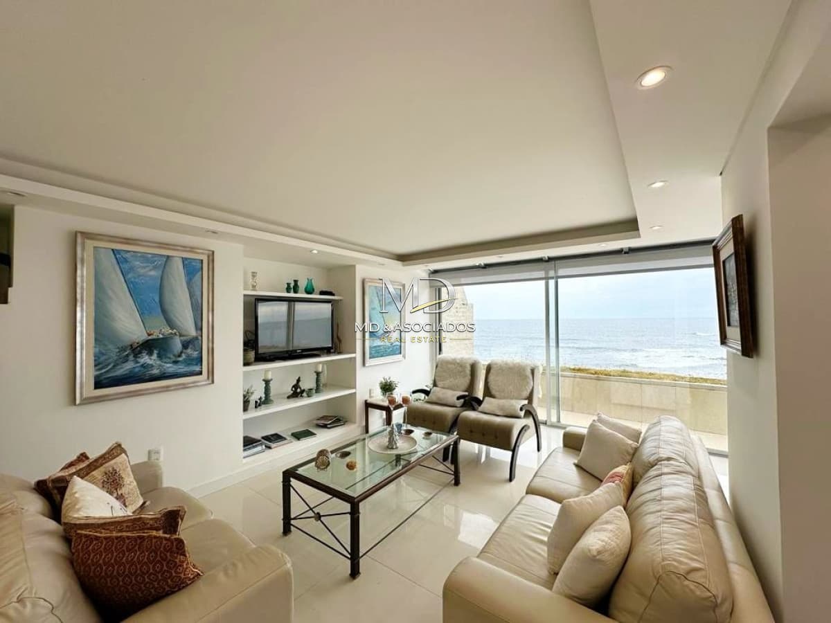 Muy lindo apartamento en Punta Vapor frente al mar. REF(7830)