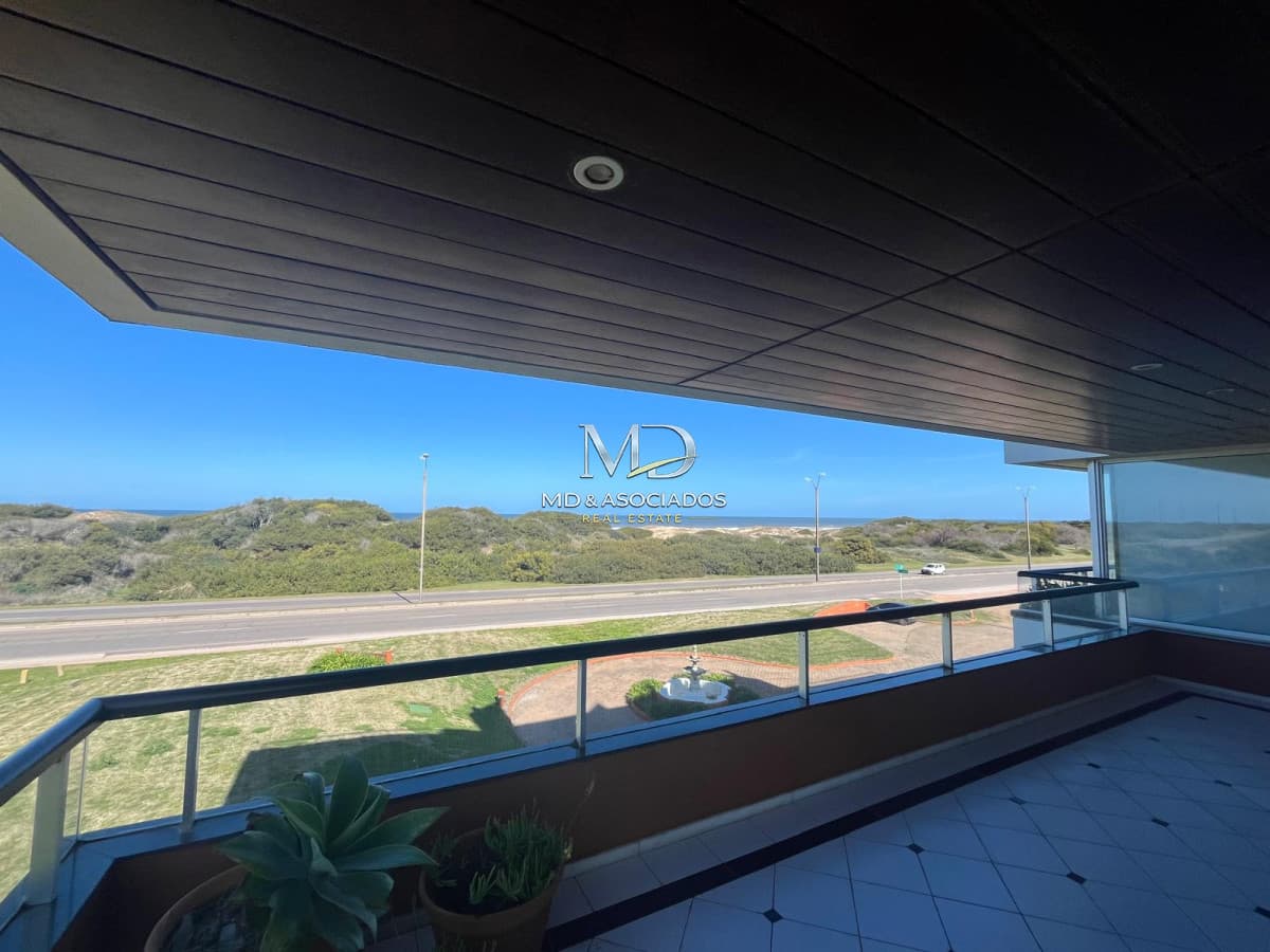 MUY LINDO APTO FRENTE AL MAR. REF 8033
