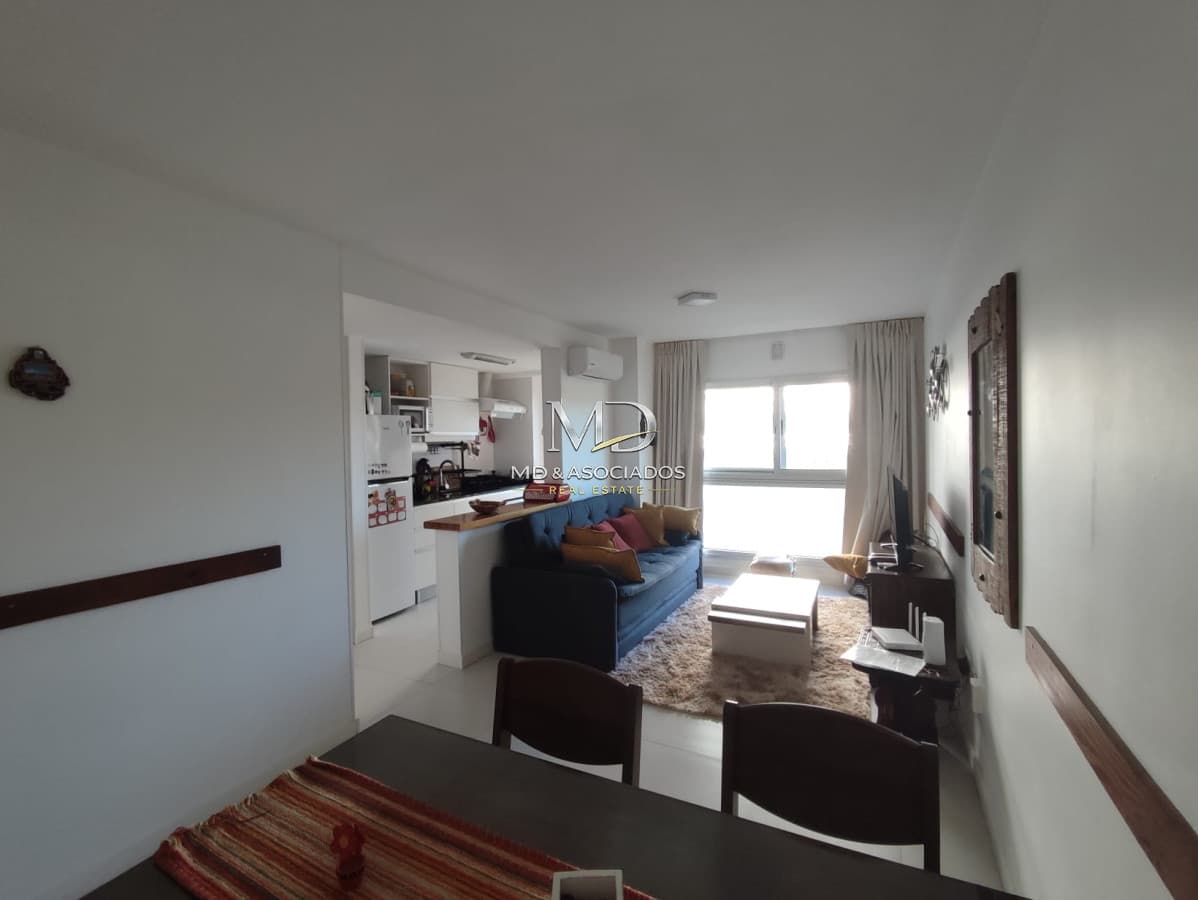 Muy lindo apartamento por Roosevelt con todas las comodidades. Ref.(6239)