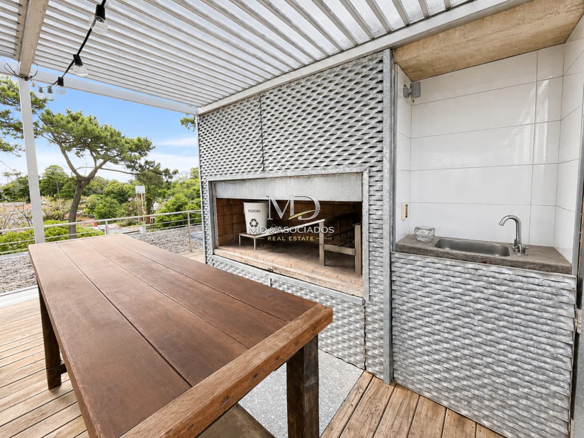 Apartamento en Playa Mansa - Parada 18 | 2 Dormitorios, Terraza y Parrillero Propio