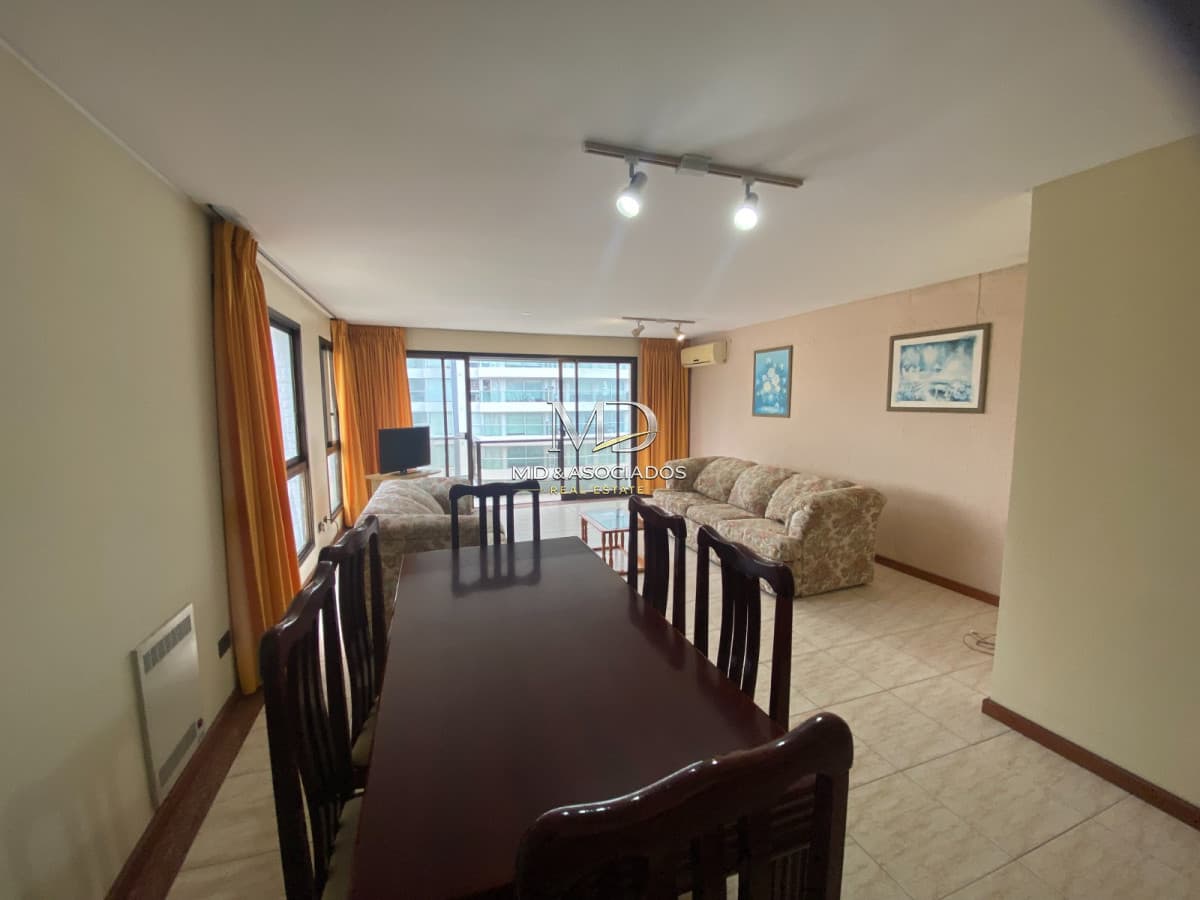 Muy lindo penthouse a solo pasos del mar. REF:8258