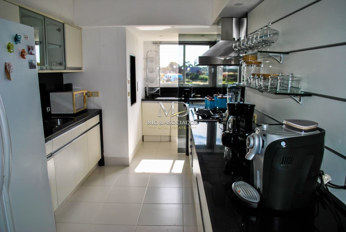 Espectacular penthouse en la brava primera linea 6 dormitorios. REF:7061