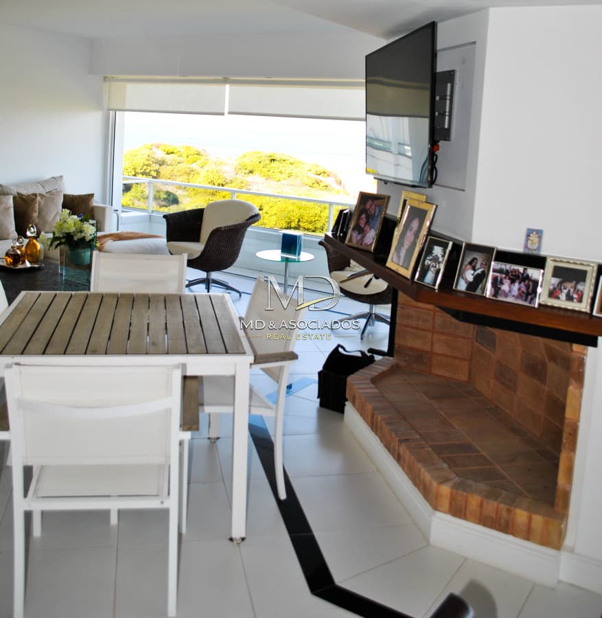 Espectacular penthouse en la brava primera linea 6 dormitorios. REF:7061