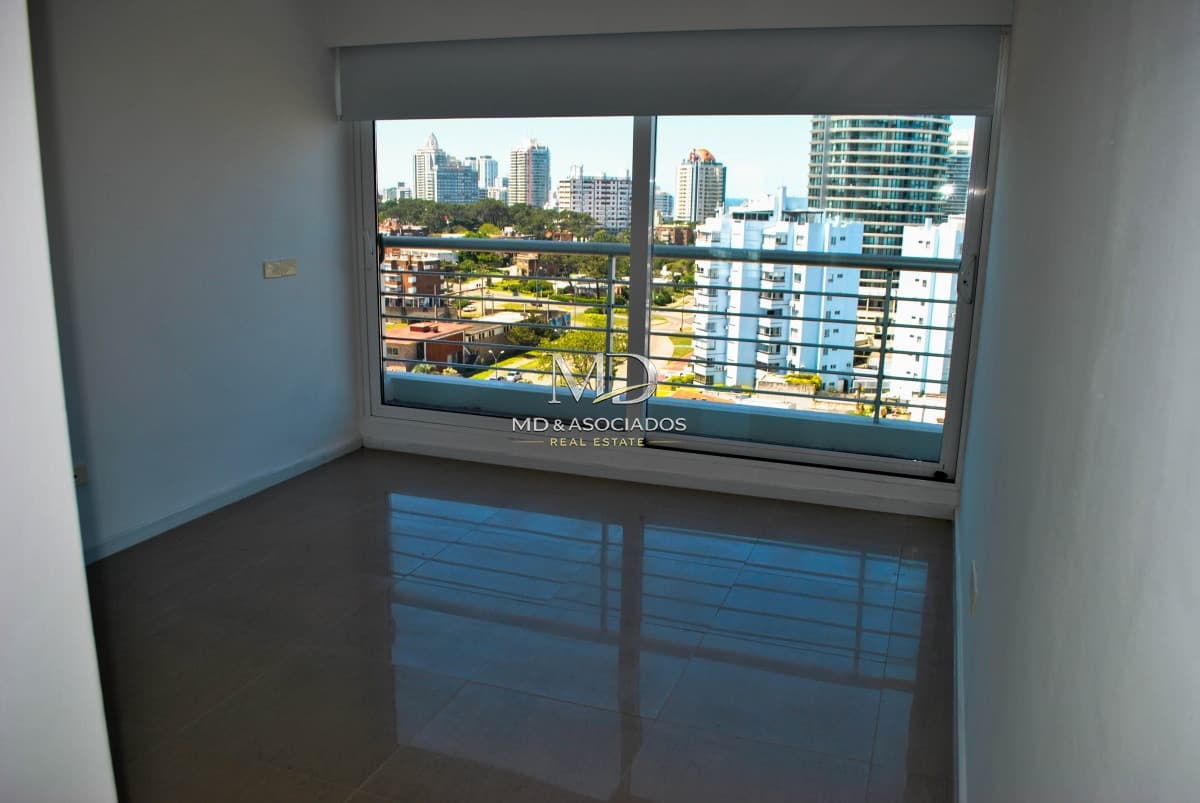 OPORTUNIDAD Apartamento 3 dormitorios en suite, con vista al mar