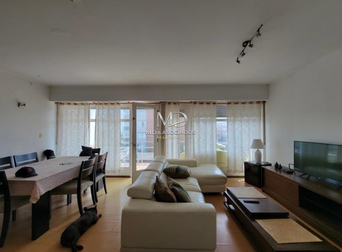 Comodo Apartamento frente al Mar - Playa Mansa Punta del Este. Ref (8459)