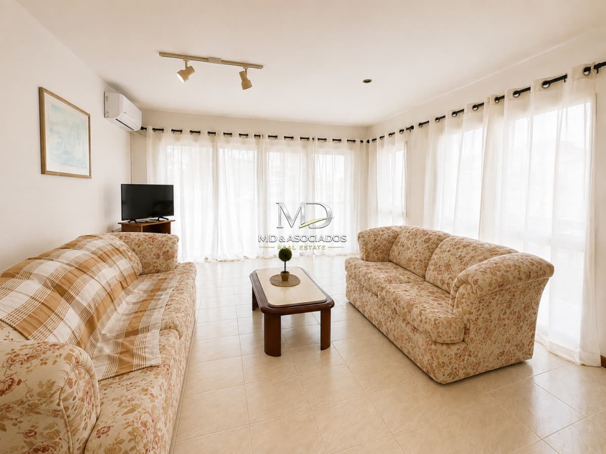 Muy amplio apartamento Carmar en excelente ubicación. REF:8374