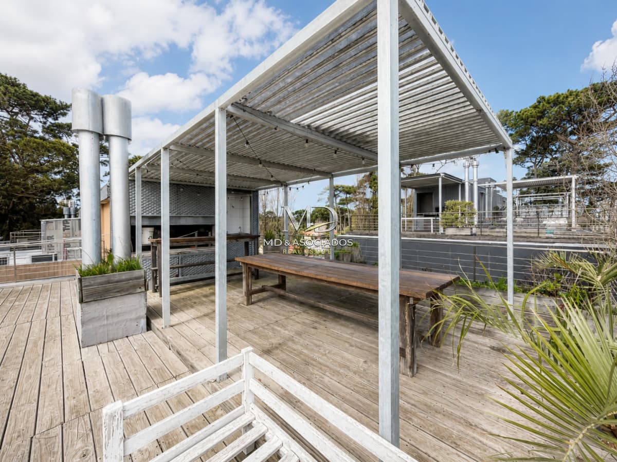 Apartamento en Playa Mansa - Parada 18 | 2 Dormitorios, Terraza y Parrillero Propio