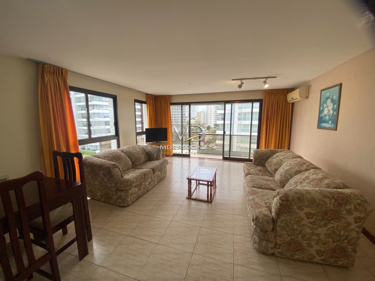 Muy lindo penthouse a solo pasos del mar. REF:8258