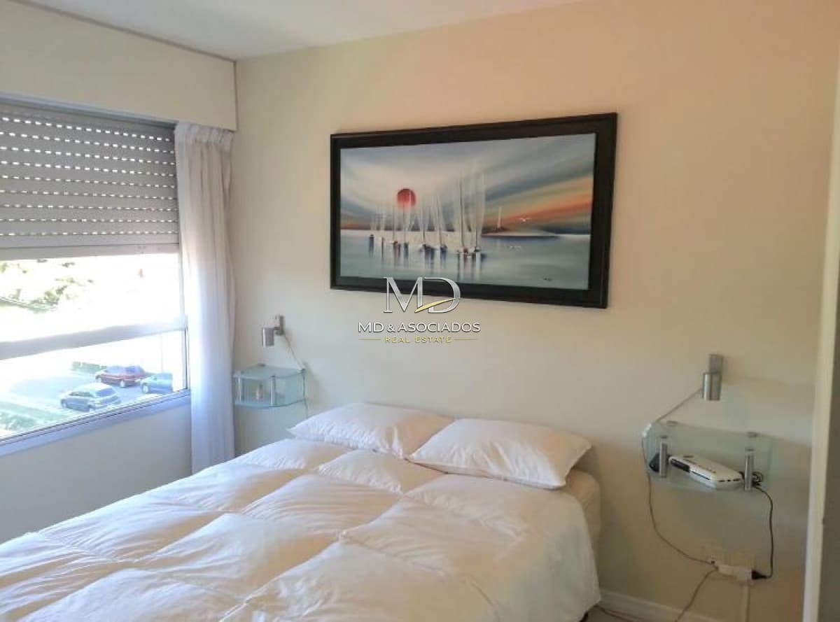 Excelente apartamento en muy buena ubicación en edificio Doce Lunas con todo los servicios.Ref: 5975
