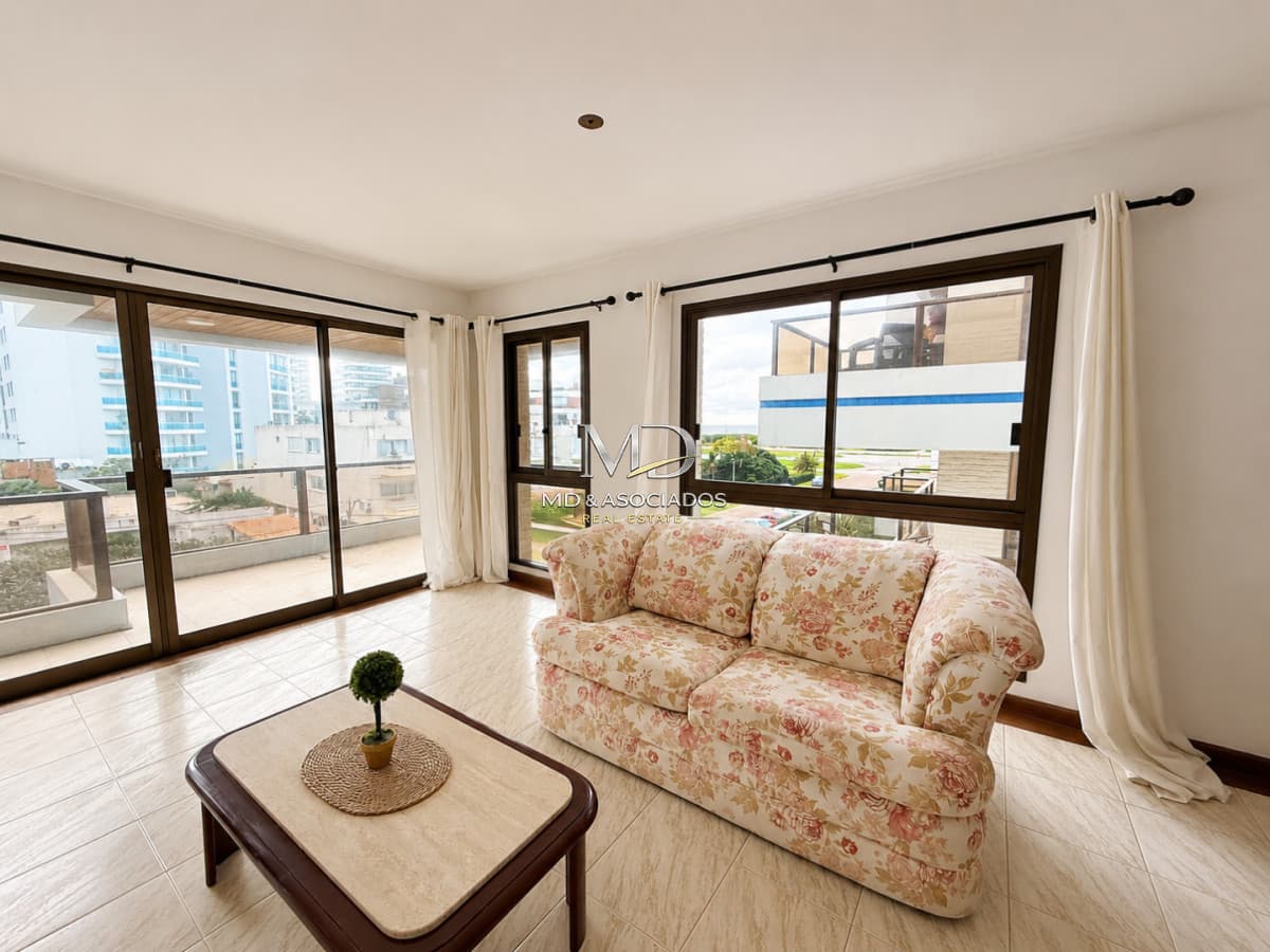 Muy amplio apartamento Carmar en excelente ubicación. REF:8374