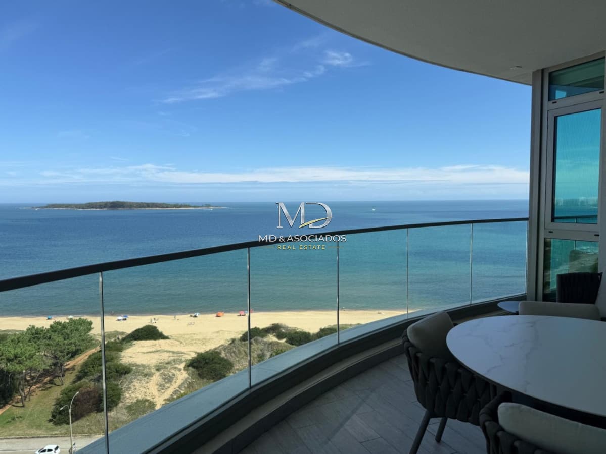 Apartamento de categoría en primera línea sobre Playa Mansa - Punta del Este REF.