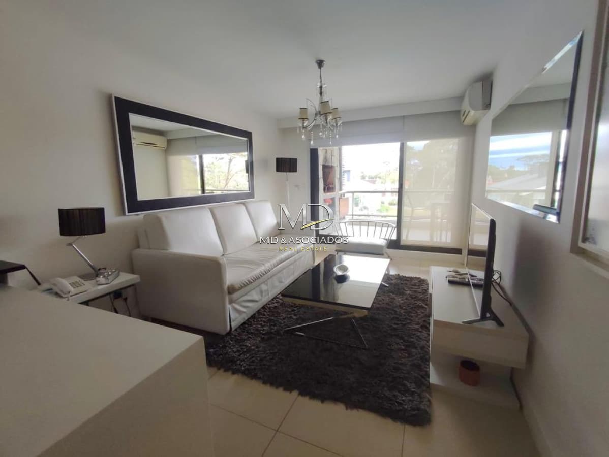 Lindo apartamento con amplia terraza con parrillero propio. REF:6307