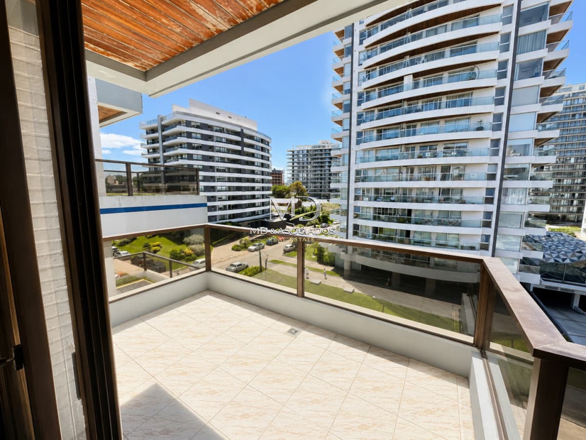 Moderno apartamento Carmar a 70 m del mar en Aidy Grill - Punta del Este. REF(8912)